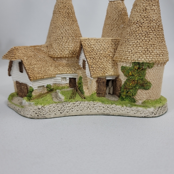 David Winter Cottage - 1981 - Triple Oast - Picture 3 of 14